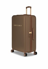 Bruine hardschalige koffer met gouden "SUITSUIT" logo. Beschikt over een uitschuifbare handgreep, ritsen sluiting en vier wielen voor mobiliteit.