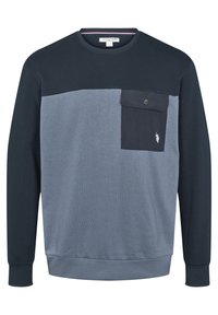 Mörkblå och ljusblå sweatshirt med blockfärg och ribbad textur, försedd med en knappad bröstficka och en liten logga på fickan.