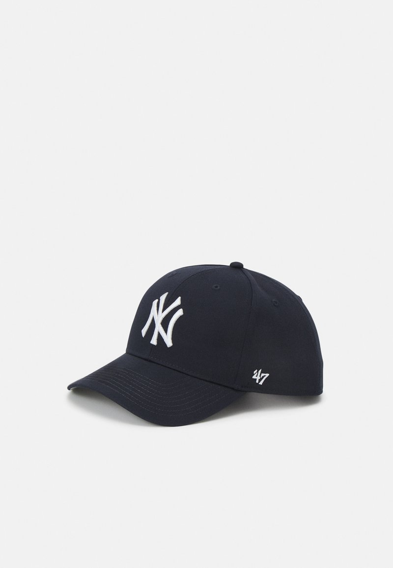 Boné de basebol azul-marinho com o logótipo "NY" bordado em branco na frente, aba curvada e pequeno destaque branco "47" perto da costura lateral.