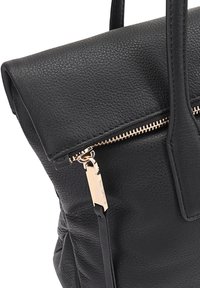 Sac à main en cuir noir avec une surface texturée, détails en zip doré et un rabat replié. Il dispose de poignées robustes et d'un design élégant.