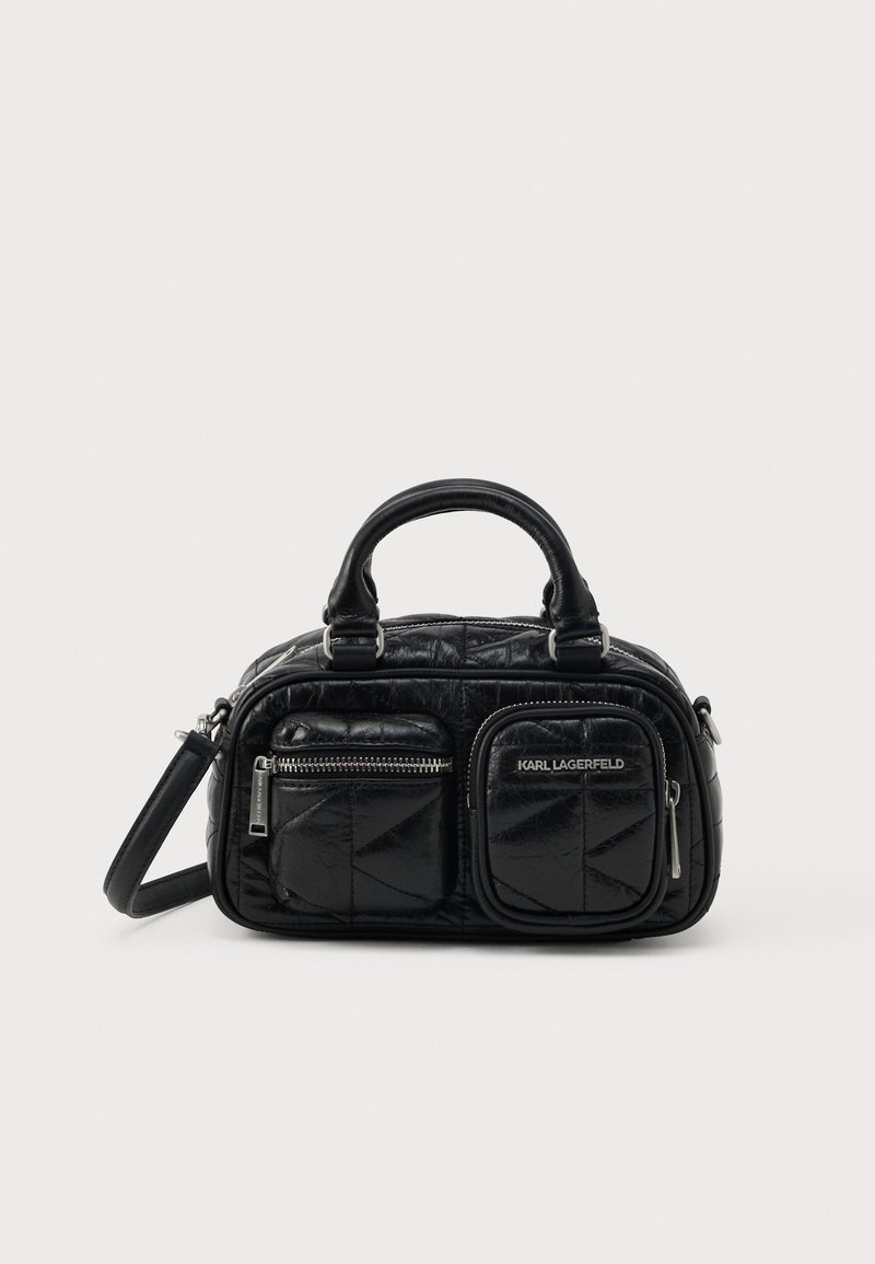 Melnā kviltētā maza somiņa ar augšējo rokturi, divām priekšējām kabatām ar rāvējslēdzēju, plecu siksnu un "Karl Lagerfeld" logo uz vienas kabatas.