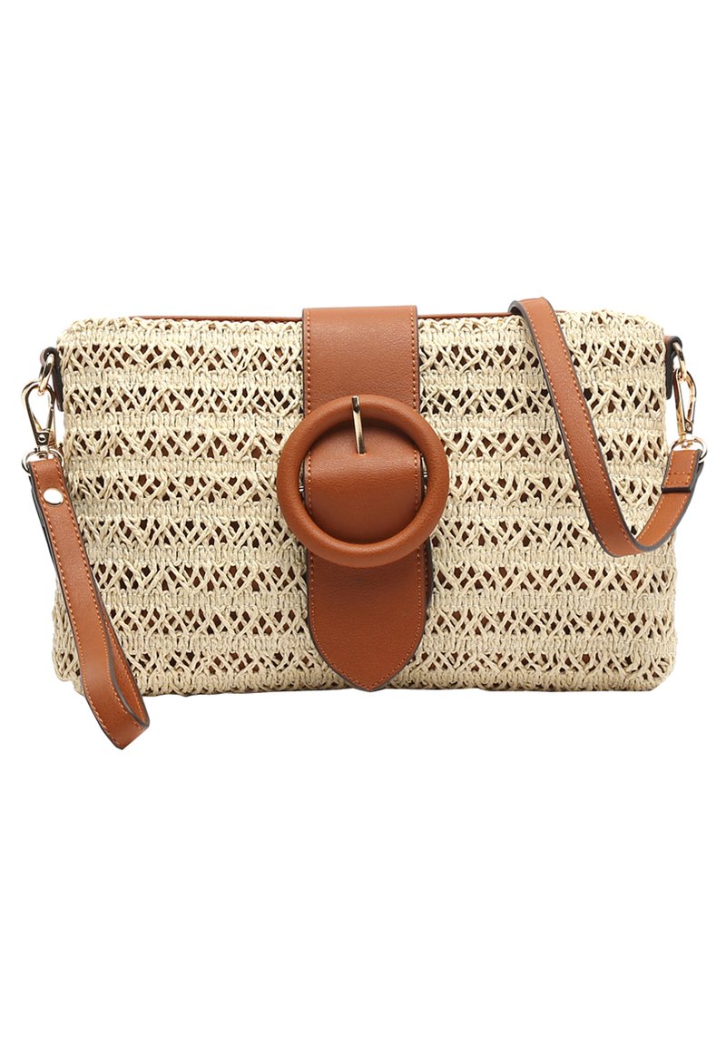 Geweven rieten clutch tas, natuurlijke kleur met een bruine leren strap en accent, voorzien van een ronde leren gesp en textuurpatroon.