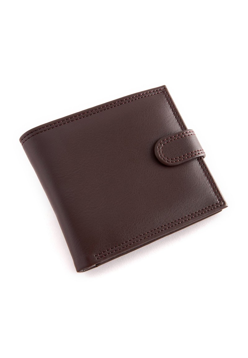 Portefeuille en cuir brun avec une texture lisse, doté d'une fermeture à pression et de coutures contrastées le long des bords. Forme rectangulaire compacte.