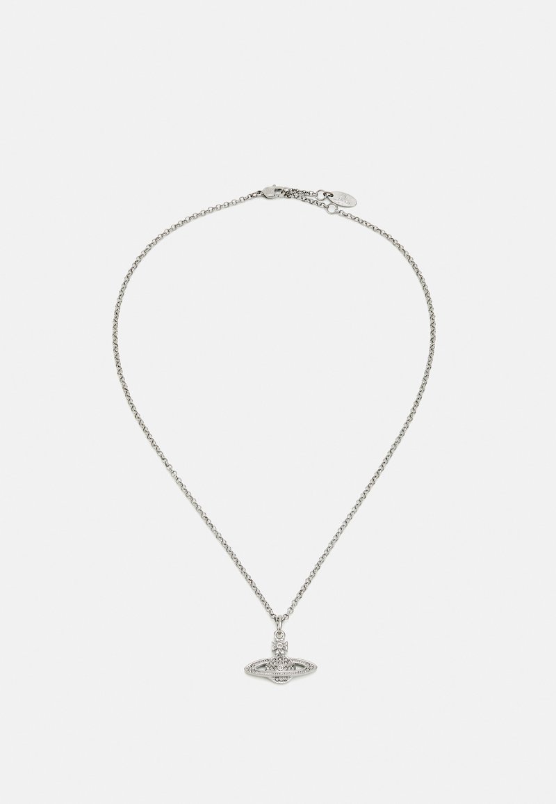 Colar de prata com uma corrente delicada e um pendente oval apresentando designs intrincados e um destaque de gema central.