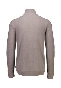 Hellbeiger gestrickter Pullover mit hohem Kragen. Verfügt über eine texturierte Oberfläche, lange Ärmel und gerippte Manschetten sowie einen Saum.