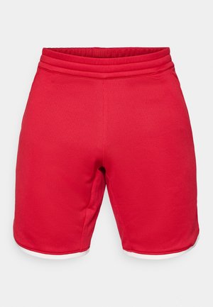 Shorts de sport rouges en tissu texturé, avec une ceinture élastique et des accents d'ourlet blancs. Présentent une coupe classique et droite.