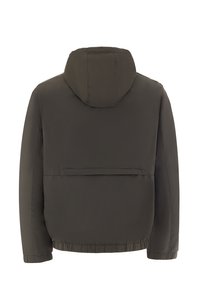 Tamsiai alyvuogių spalvos žieminė striukė su gobtuvu, ilgomis rankovėmis, elastingais rankogaliais ir horizontaliu nugaros kišeniu su uždengimu, matoma iš nugaros.