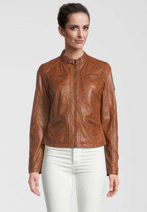 Braune Lederjacke mit Stehkragen, Frontreißverschluss, zwei Reißverschlusstaschen auf der Brust und zwei runden Seitentaschen, taillierte Passform, glatte Textur.