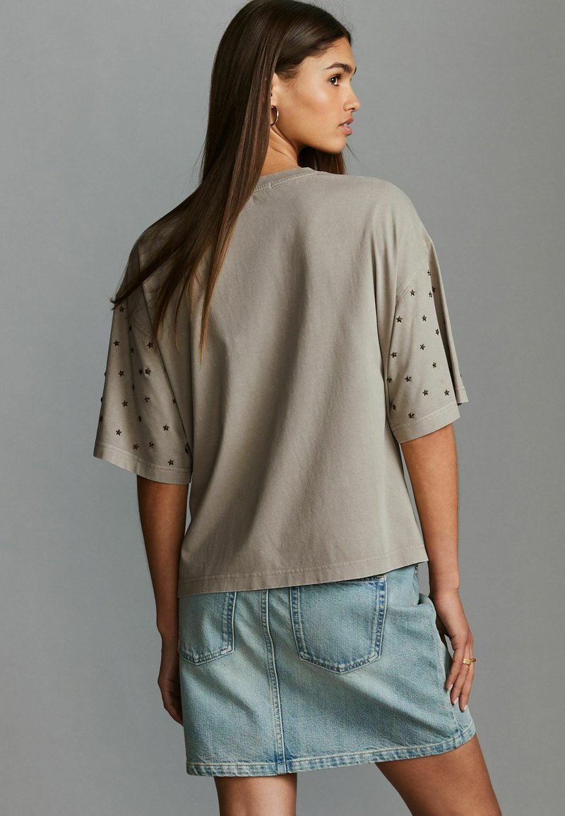 Next SHORT SLEEVE  EMBELLISHED SPARKLE  REGULAR FIT - Paprasti marškinėliai - khaki green stars