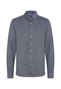 Camicia a maniche lunghe con bottoni in tessuto blu scuro. Presenta un colletto classico, bottoni bianchi e un piccolo logo con decorazioni rosse, bianche e blu.