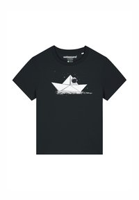 Zwarte t-shirt van zachte stof met een witte afbeelding van een papieren boot en een astronaut, tegen een sterry achtergrond.