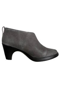 Botines grises hechos de cuero texturizado, con puntera redonda y un tacón grueso negro, que cuenta con un pequeño lazo en la parte trasera para facilitar su uso.