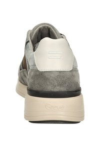 Grijze suède sneaker met een witte leren hakaccent, voorzien van een gestructureerde afwerking en een gevoerde crème kleurige zool met de opdruk "Greve".