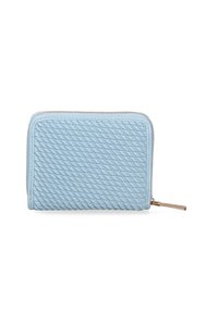 Portafoglio azzurro texture con motivo intrecciato, chiusura a zip e accessori in tonalità dorata. Forma rettangolare compatta.