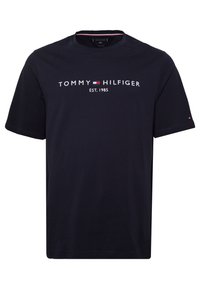 Námořnická modrá bavlněná tričko s kulatým výstřihem, krátkými rukávy a textem "TOMMY HILFIGER EST. 1985" v bílé barvě s červeným a modrým logem.