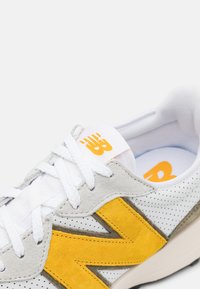 New Balance MS327 UNISEX - Sapatilhas - munsell white