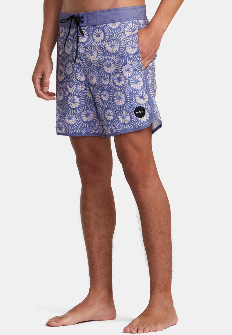 Heren zwembroek in lichtpaars met een bloemenpatroon, verstelbare tailleband, zijzakken en een logo patch op het onderste linkerbeen.