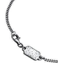 Silverfärgad kedjebracelet med en rektangulär texturerad hänge. Hänget har en robust yta och ett krabbklipp för säker fastsättning.