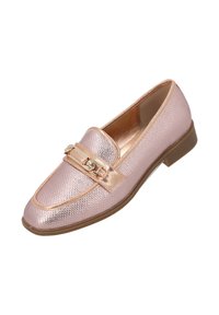 Mocasín de cuero metálico rosa con acabado texturizado, acentos de hardware dorado, punta redondeada y tacón bajo apilado.
