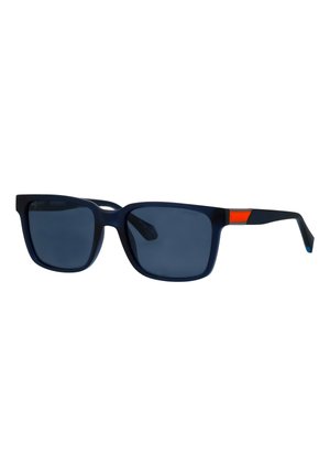 Rechteckige dunkelblaue Sonnenbrille mit getönten Gläsern und einem kleinen rot-orangefarbenen Detail am Bügel, dargestellt vor weißem Hintergrund.