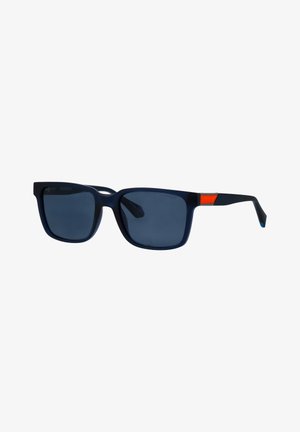 Rechteckige dunkelblaue Sonnenbrille mit getönten Gläsern und einem kleinen rot-orangefarbenen Detail am Bügel, dargestellt vor weißem Hintergrund.