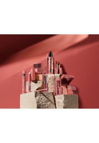 MAC LUSTREGLASS LIPSTICK - Vloeibare lippenstift - ready teddy