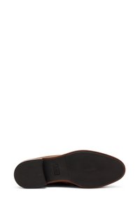 Scarpa in pelle marrone con una superficie texturizzata e punta arrotondata. Suola in gomma nera con un battistrada scolpito per una buona aderenza. Etichetta interna visibile.