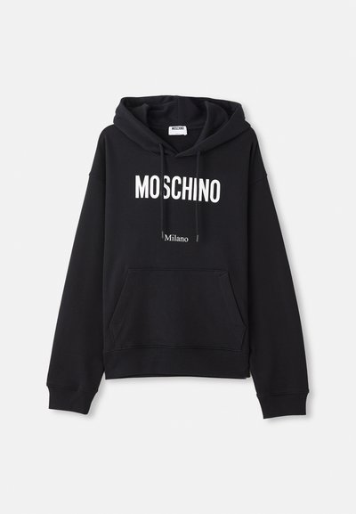 Hanorac negru dintr-o țesătură de bumbac, având un buzunar tip kangur, glugă cu șnur și imprimeu alb "MOSCHINO Milano" pe față.