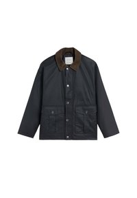 Chaqueta encerada negra con collar de pana marrón, cierre delantero de botones y dos grandes bolsillos de solapa con botones a la altura de la cintura.
