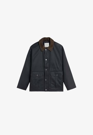 Zwarte gewaxte jas met een bruine ribbekraag, knoopsluiting aan de voorkant en twee grote klepzakken met knopen op de taille.