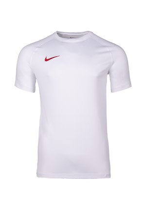 Camiseta deportiva blanca de manga corta con un logo rojo de Nike swoosh en el pecho superior izquierdo, con un escote redondo.