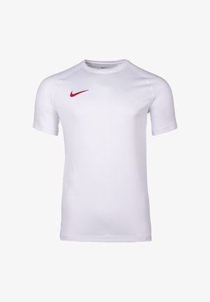 Camiseta deportiva blanca de manga corta con un logo rojo de Nike swoosh en el pecho superior izquierdo, con un escote redondo.