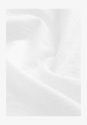 Valge pehme kangas, millel on õrnad kortsud ja delikaatne tekstuur, rõhutades selle kerget ja sujuvat materjali.