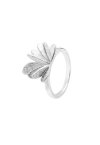 Anello d'argento con un design ispirato a una foglia, caratterizzato da cinque forme di foglia texturizzate che si estendono da un lato, fascia lucida e dettagli intricati.