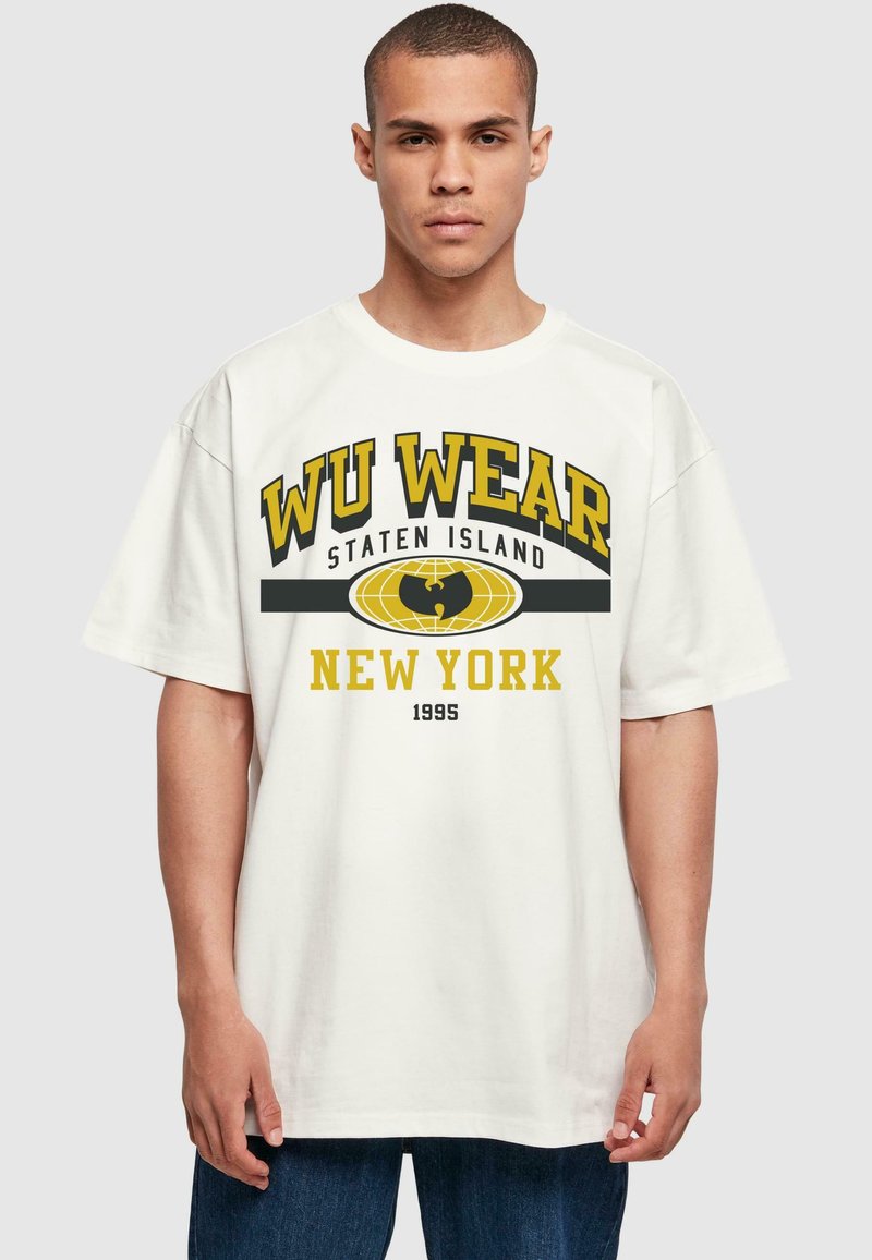 Baltos medvilnės marškiniai su ryškiu juodu ir geltonu spaudiniu: "WU WEAR STATEN ISLAND NEW YORK 1995" ir pasaulio grafika.