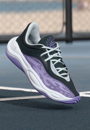 Baskets de sport arborant un design noir, violet et blanc avec des panneaux en mesh, des accents texturés et un logo bien en vue sur la languette.