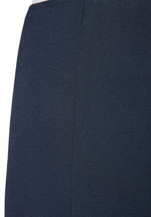 Granatowy materiał o teksturowanym, skośnym splocie; charakteryzuje się gładką powierzchnią i czystymi liniami szwów, ukazując dopasowany design.