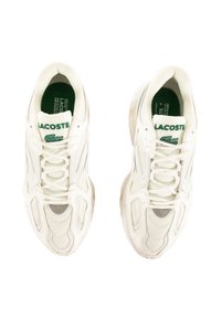 Sneakers bianche con sovrapposizioni in mesh e materiali sintetici. Presentano accenti di logo verdi, suola ammortizzata e design con lacci. Punta arrotondata.