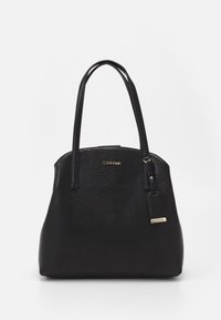 Sort taske med tekstureret yderside, buet form og to håndtag. Har et gyldent logo og en matchende mærkat til detaljer.