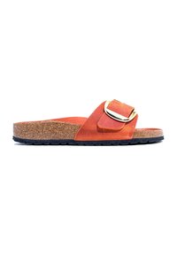 Sandalo con soletta in sughero in suede arancione con una ampia fascetta e un'accattivante fibbia dorata. Presenta una suola in gomma nera testurizzata per una buona aderenza.