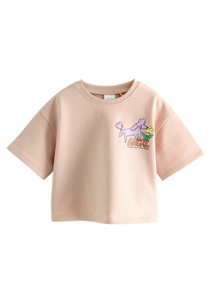 Lyserød kortærmet t-shirt lavet af blød bomuld, med et legesygt grafik af en hund og en blomst på venstre brystområde.