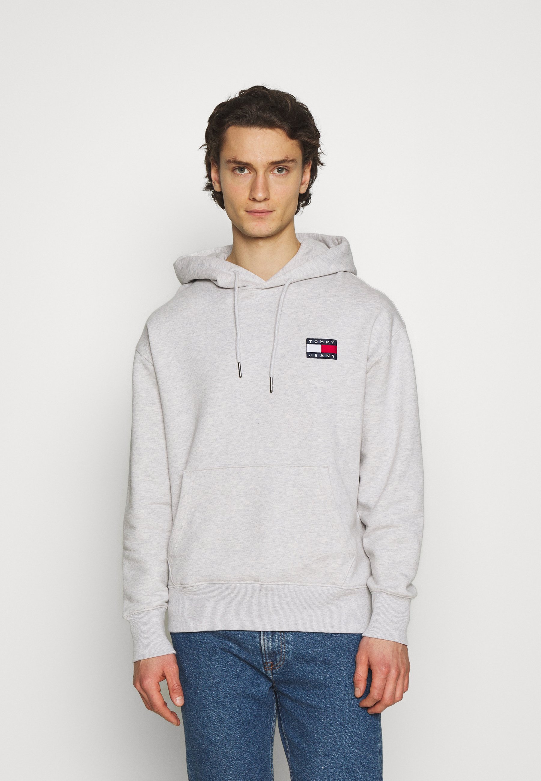 Tommy Jeans BADGE HOODIE UNISEX - Sweat à capuche - silver grey  heather/gris chiné - ZALANDO.FR