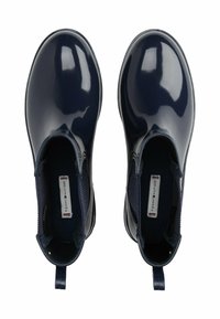 Stivaletti alla caviglia impermeabili di colore blu navy con finitura lucida, pannelli elastici laterali e linguette posteriori per una facile calzata. Presentano un marchio all'interno.