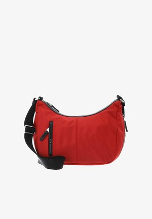 Sac à bandoulière en nylon rouge à forme incurvée, fermeture zippée, et sangle noire réglable. Comprend une poche latérale zippée avec une quincaillerie argentée.
