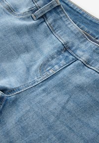 Blugi din denim de culoare albastru deschis cu un design clasic cu cinci buzunare, având cusături vizibile și un material fin, texturat.