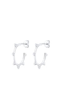 Petites boucles d'oreilles anneaux en argent avec des grappes uniformément espacées de trois petites perles argentées autour du bord extérieur, sécurisées par des fermoirs papillon.