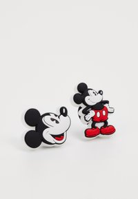 Mickey Mouse oorbellen met een cartoonachtig ontwerp; de ene toont een glimlachend hoofd in zwart-wit, de andere een volledig figuur in rode shorts.