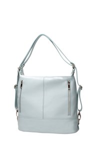 Sac à épaule en cuir bleu clair avec deux poches frontales zippées, une longue sangle réglable et une texture lisse.