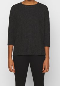 Ciemnoszary, lekki top z rękawem 3/4, okrągłym dekoltem i luźnym krojem. Charakteryzuje się subtelnym wzorem strukturalnym i miękkim materiałem.