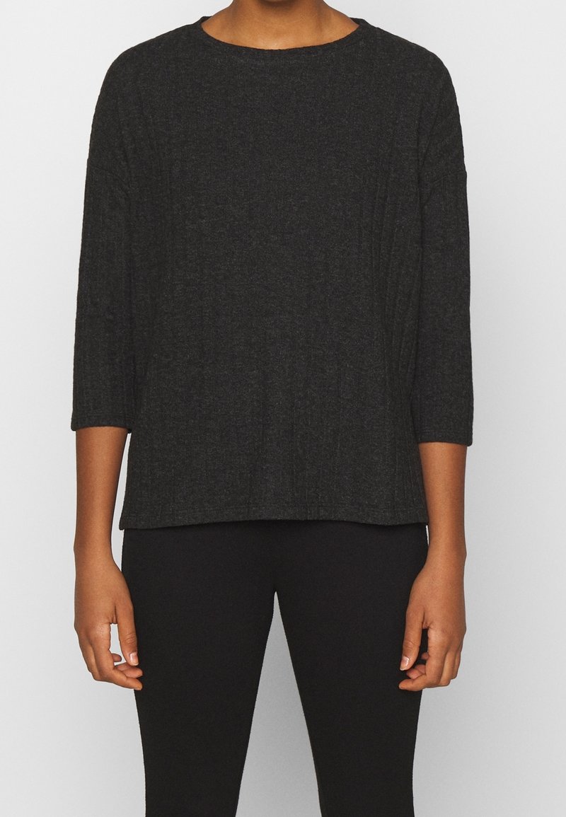 Ciemnoszary, lekki top z rękawem 3/4, okrągłym dekoltem i luźnym krojem. Charakteryzuje się subtelnym wzorem strukturalnym i miękkim materiałem.